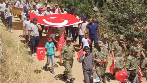 T­ü­r­k­ ­b­a­y­r­a­k­l­a­r­ı­y­l­a­ ­G­o­m­a­n­e­ ­D­a­ğ­ı­­n­a­ ­t­ı­r­m­a­n­ı­p­ ­z­i­r­v­e­d­e­ ­h­a­l­a­y­ ­ç­e­k­t­i­l­e­r­